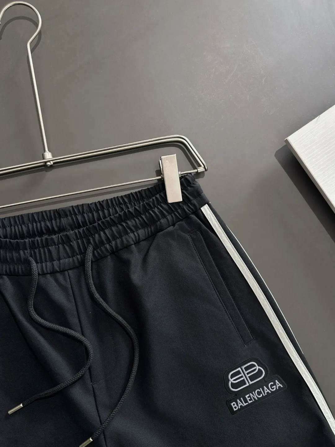 Shipped next day P195 Balenciaga 2026 Summer New Arrival elastic band casual pants, counter-customized fabrics, Breathable, high comfort, impeccable details, brand element design concept, reflecting high quality. It feels delicate and soft! It presents a casual cut and the upper body shape is great! Sizes:S-3XL